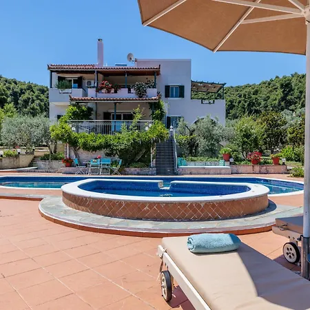 Nature Grand Estate - Spacious With Pool Ditropo