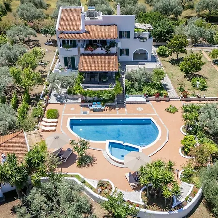 Villa Nature Grand Estate - Spacious With Pool Ditropo